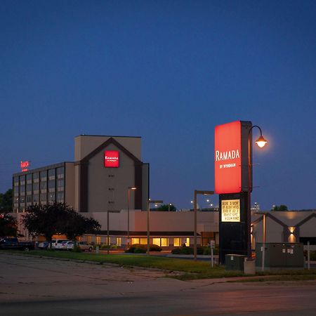 Ramada By Wyndham Cedar Rapids Otel Dış mekan fotoğraf