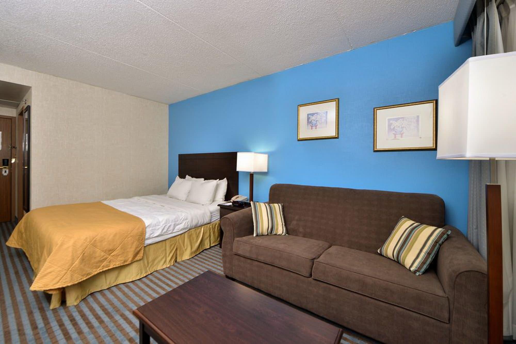 Ramada By Wyndham Cedar Rapids Otel Dış mekan fotoğraf