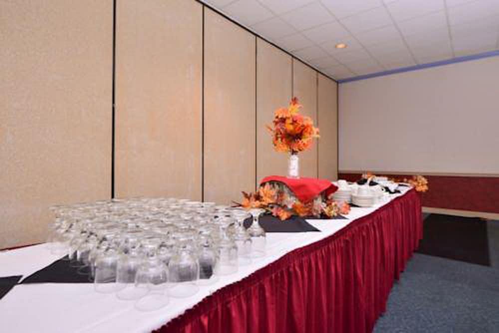Ramada By Wyndham Cedar Rapids Otel Dış mekan fotoğraf