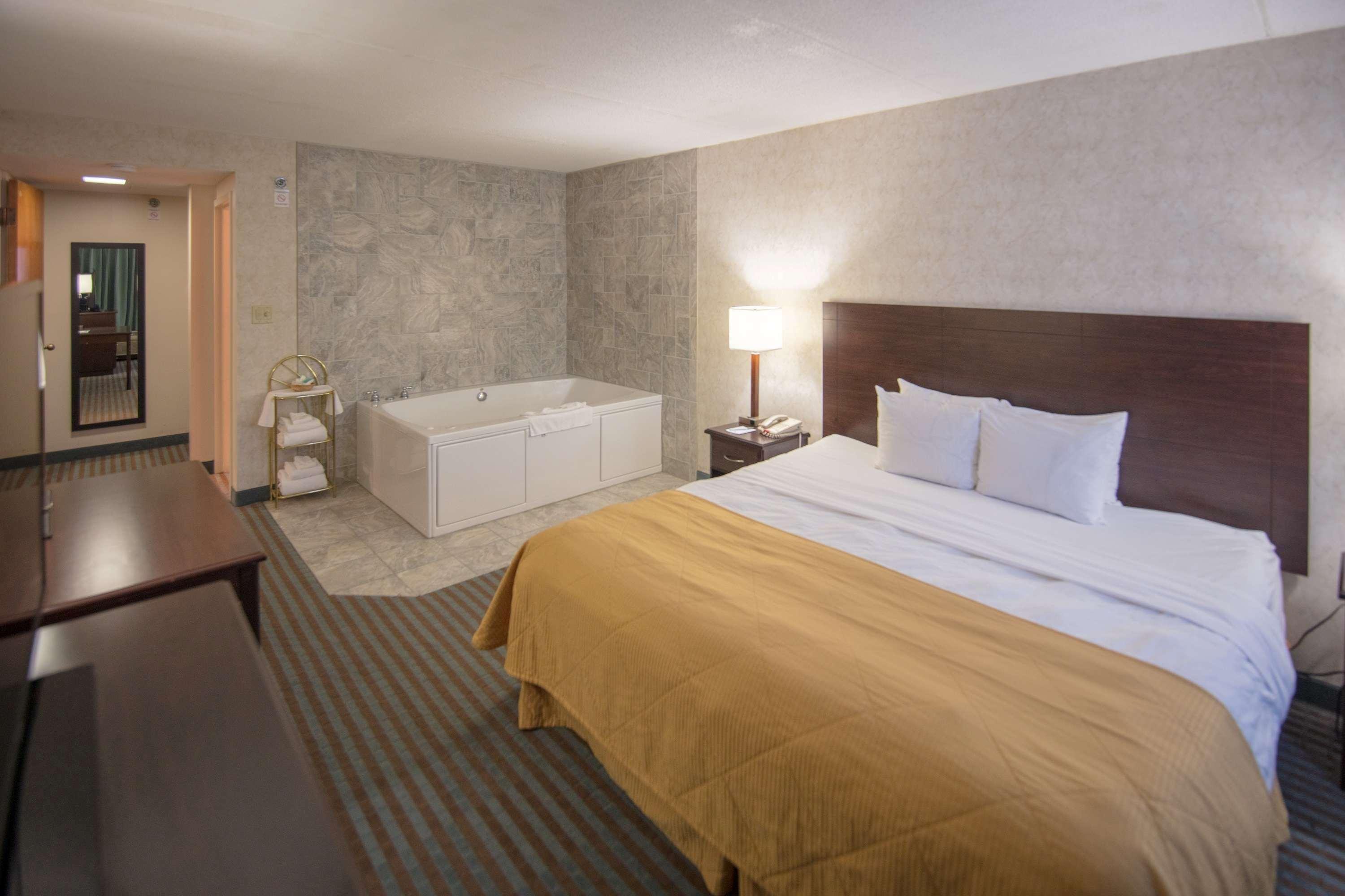 Ramada By Wyndham Cedar Rapids Otel Dış mekan fotoğraf