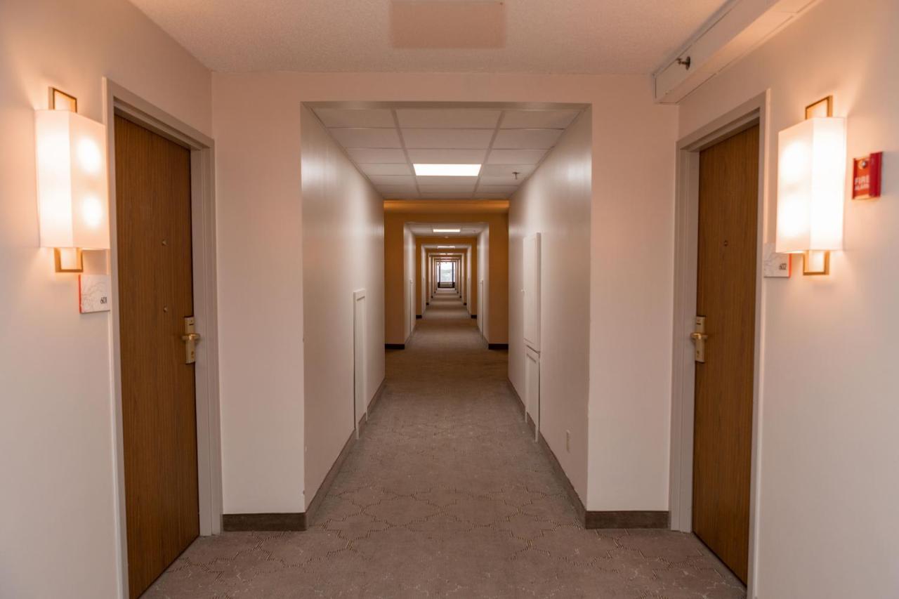 Ramada By Wyndham Cedar Rapids Otel Dış mekan fotoğraf