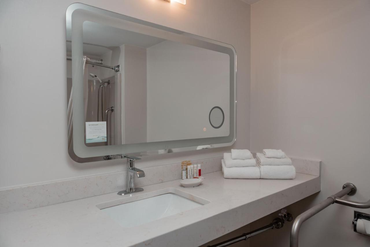 Ramada By Wyndham Cedar Rapids Otel Dış mekan fotoğraf