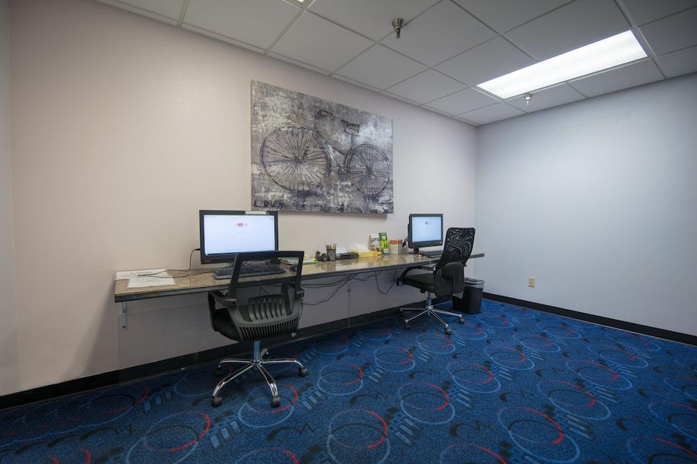 Ramada By Wyndham Cedar Rapids Otel Dış mekan fotoğraf