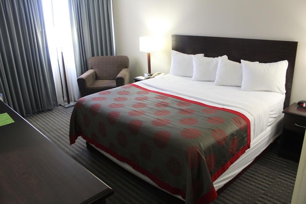 Ramada By Wyndham Cedar Rapids Otel Dış mekan fotoğraf
