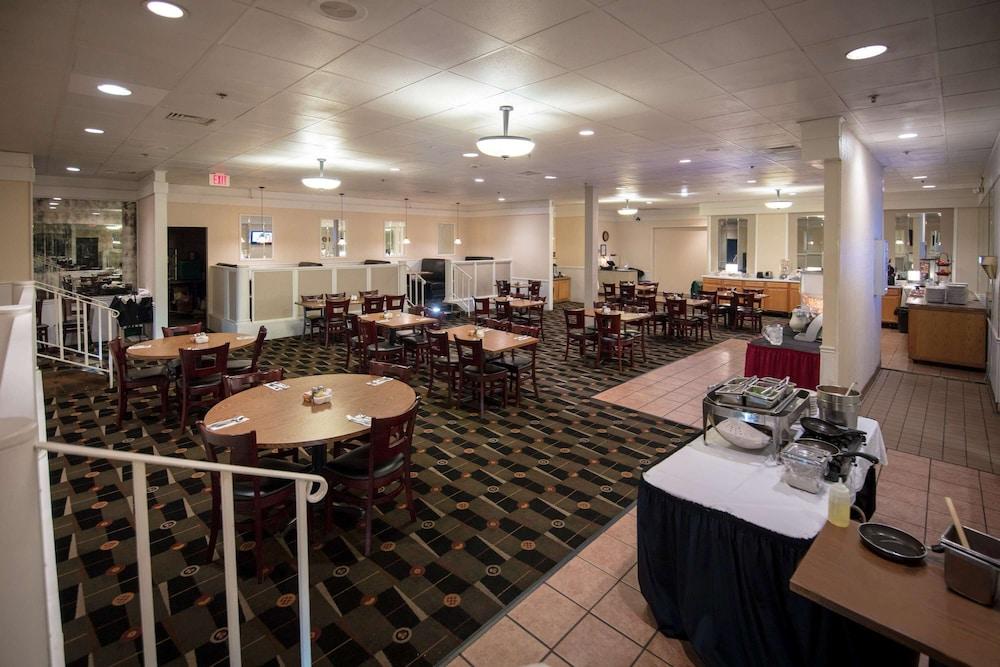 Ramada By Wyndham Cedar Rapids Otel Dış mekan fotoğraf