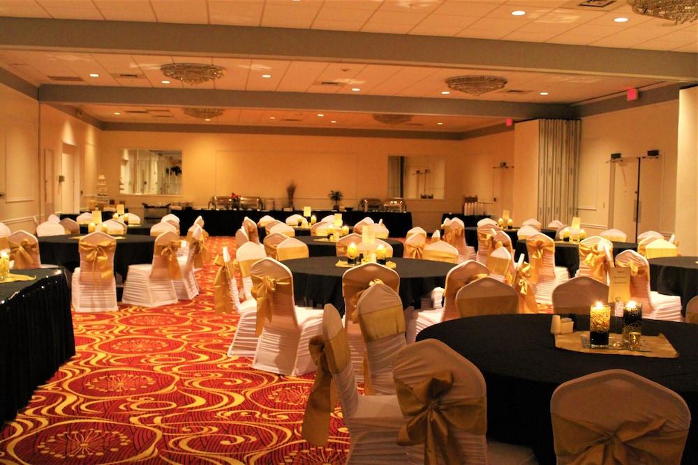 Ramada By Wyndham Cedar Rapids Otel Dış mekan fotoğraf