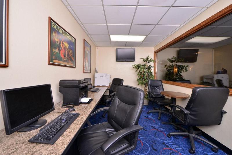 Ramada By Wyndham Cedar Rapids Otel Dış mekan fotoğraf